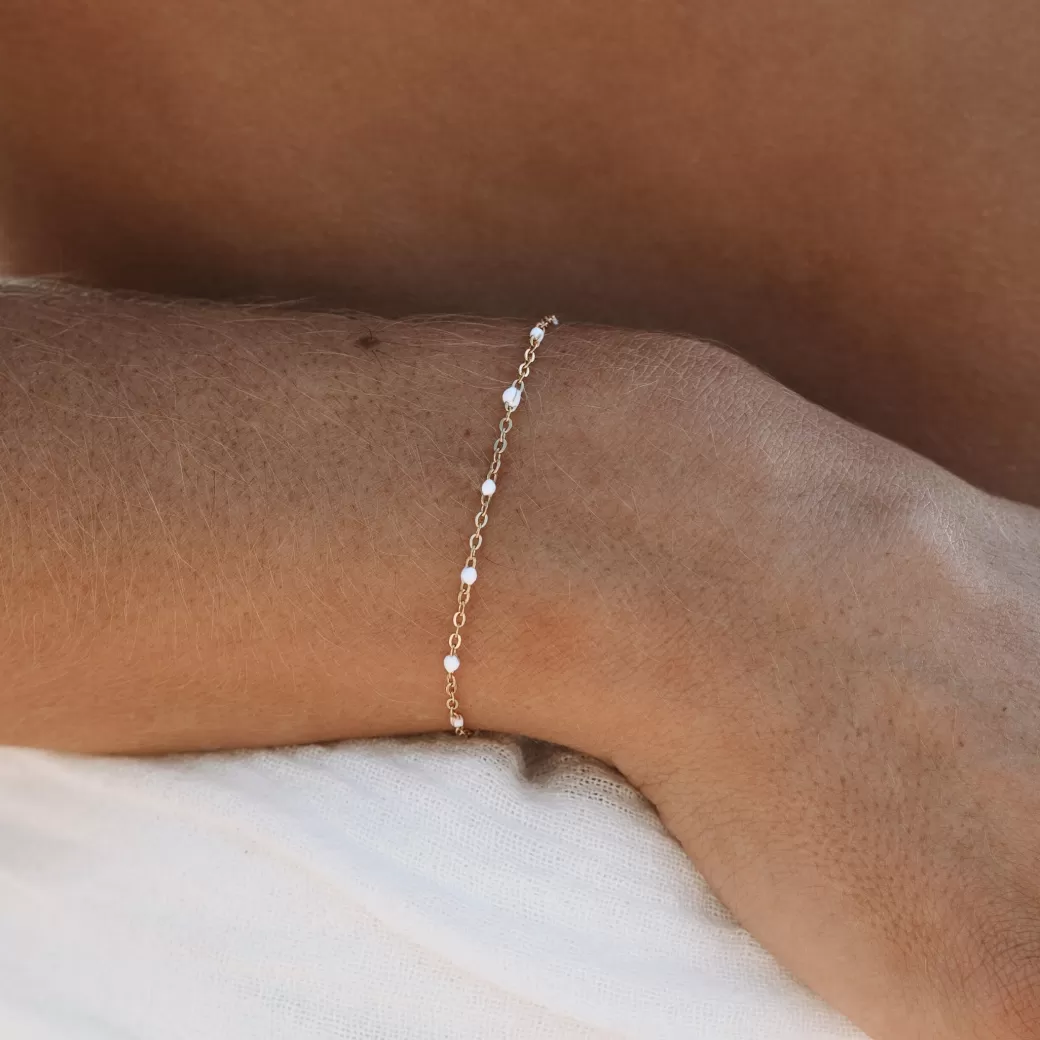 Pulsera Bohemia Atolea en Blanco Nacarado con Perlas y Detalles Dorados | Joyería de Moda Primavera-Verano