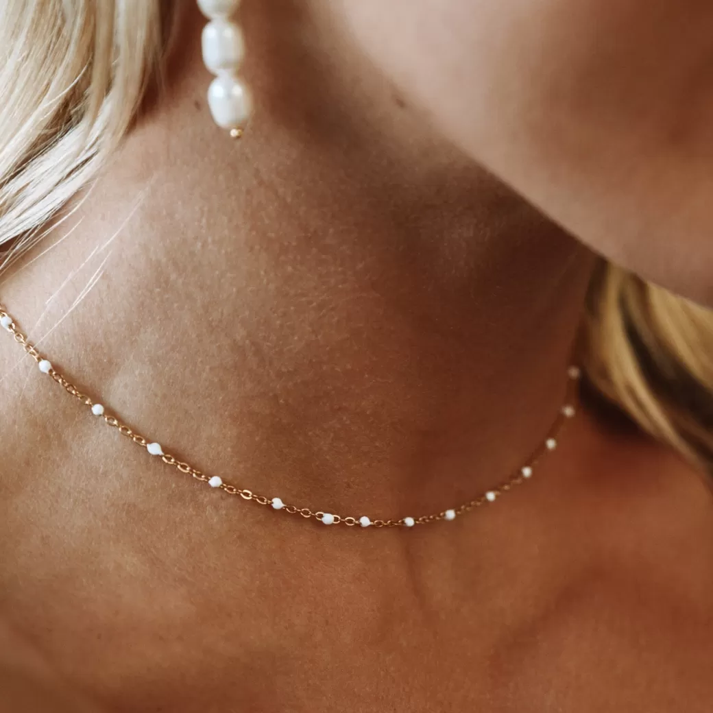 Collar Bohemio con Cuentas Blancas y Detalles Brillantes - Atoleá Joyería | Accesible y Elegante 

Diseño ajustable para looks casuales o elegantes. Ideal como regalo único o complemento versátil.