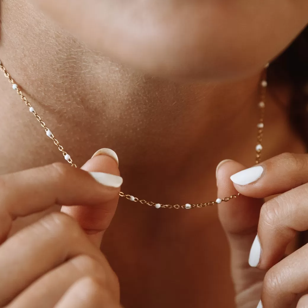 Collar Bohemio con Cuentas Blancas y Detalles Brillantes - Atoleá Joyería | Accesible y Elegante 

Diseño ajustable para looks casuales o elegantes. Ideal como regalo único o complemento versátil.