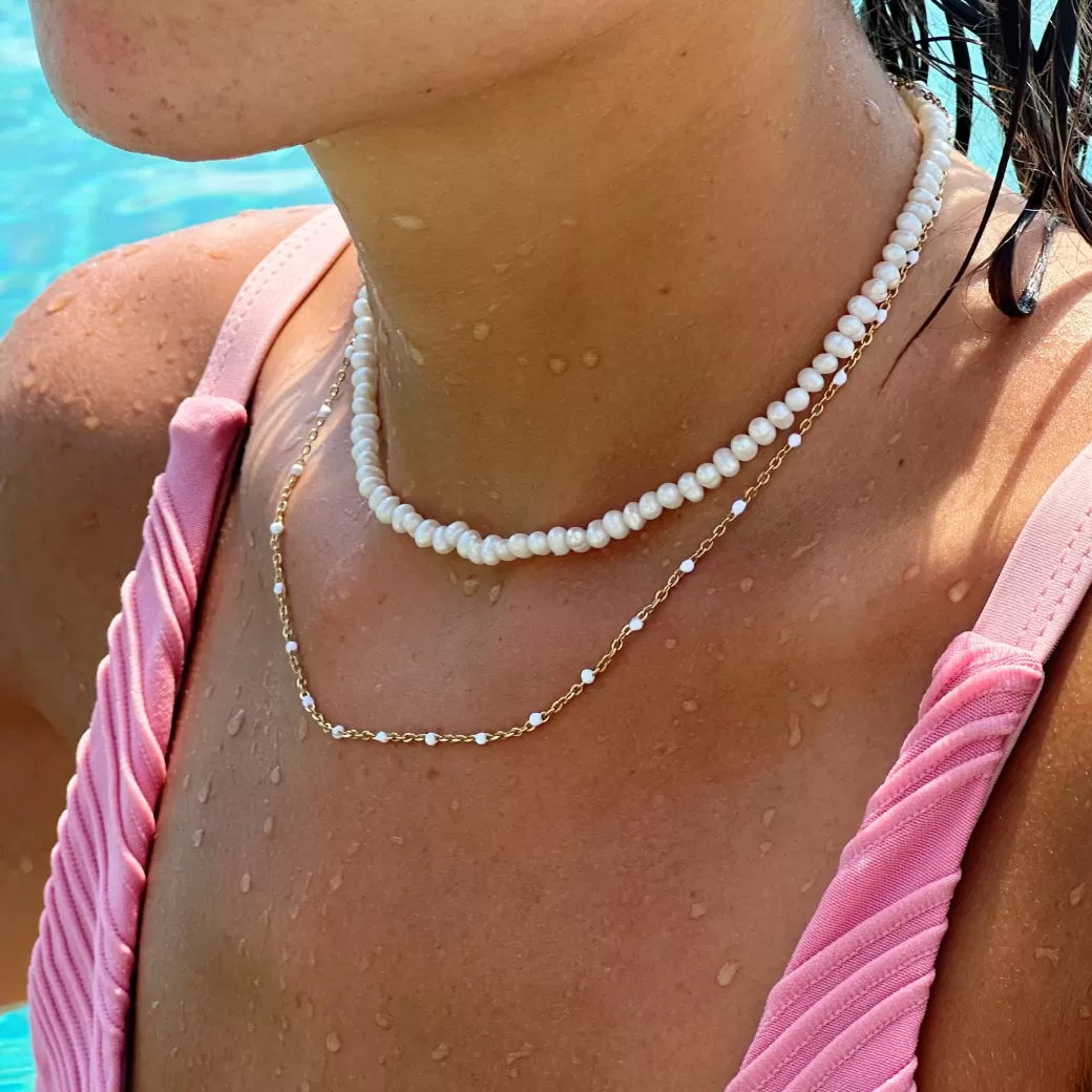 Collar Bohemio con Cuentas Blancas y Detalles Brillantes - Atoleá Joyería | Accesible y Elegante 

Diseño ajustable para looks casuales o elegantes. Ideal como regalo único o complemento versátil.