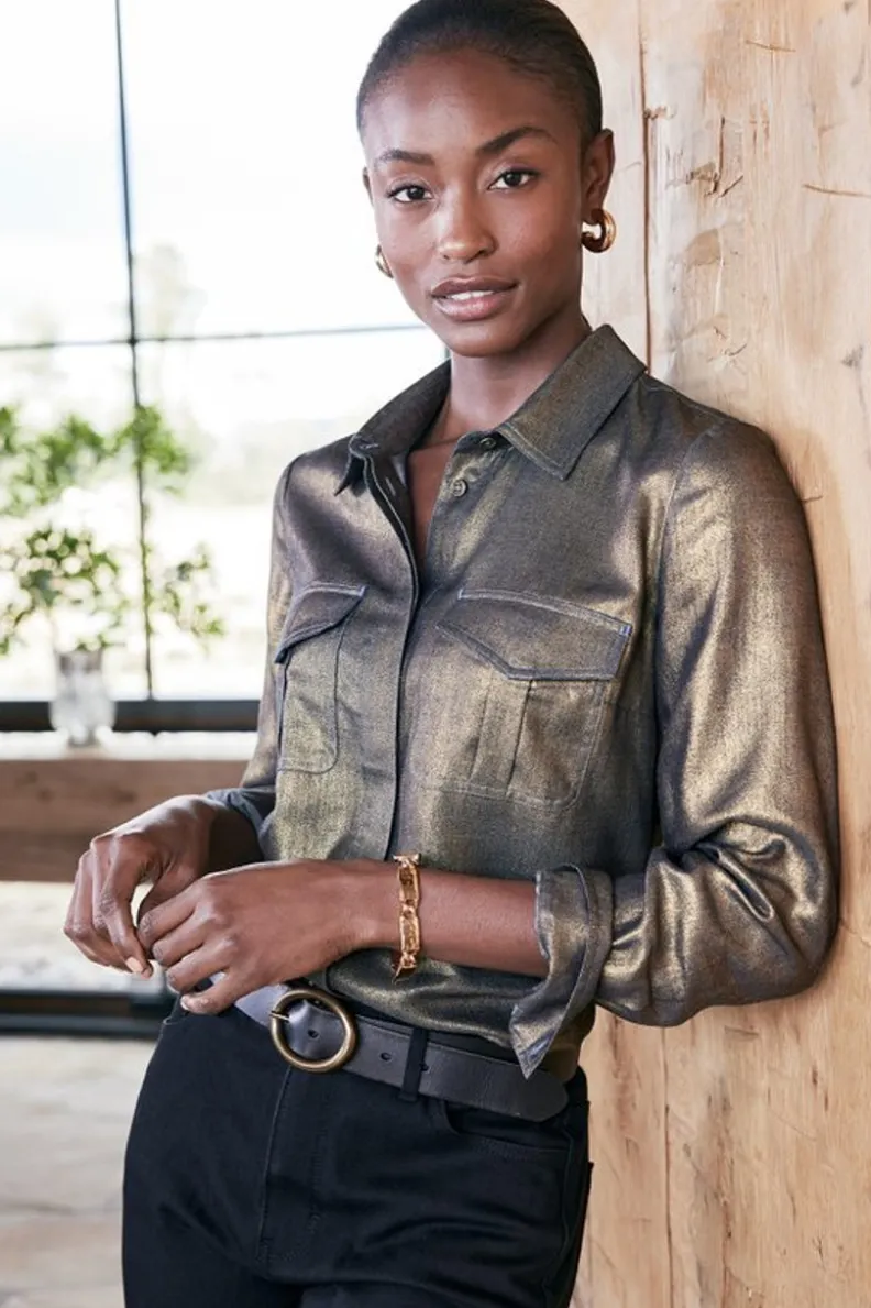 Blusa Zafina en Oro Brillante - Acompañamiento Suave con Toques Metálicos