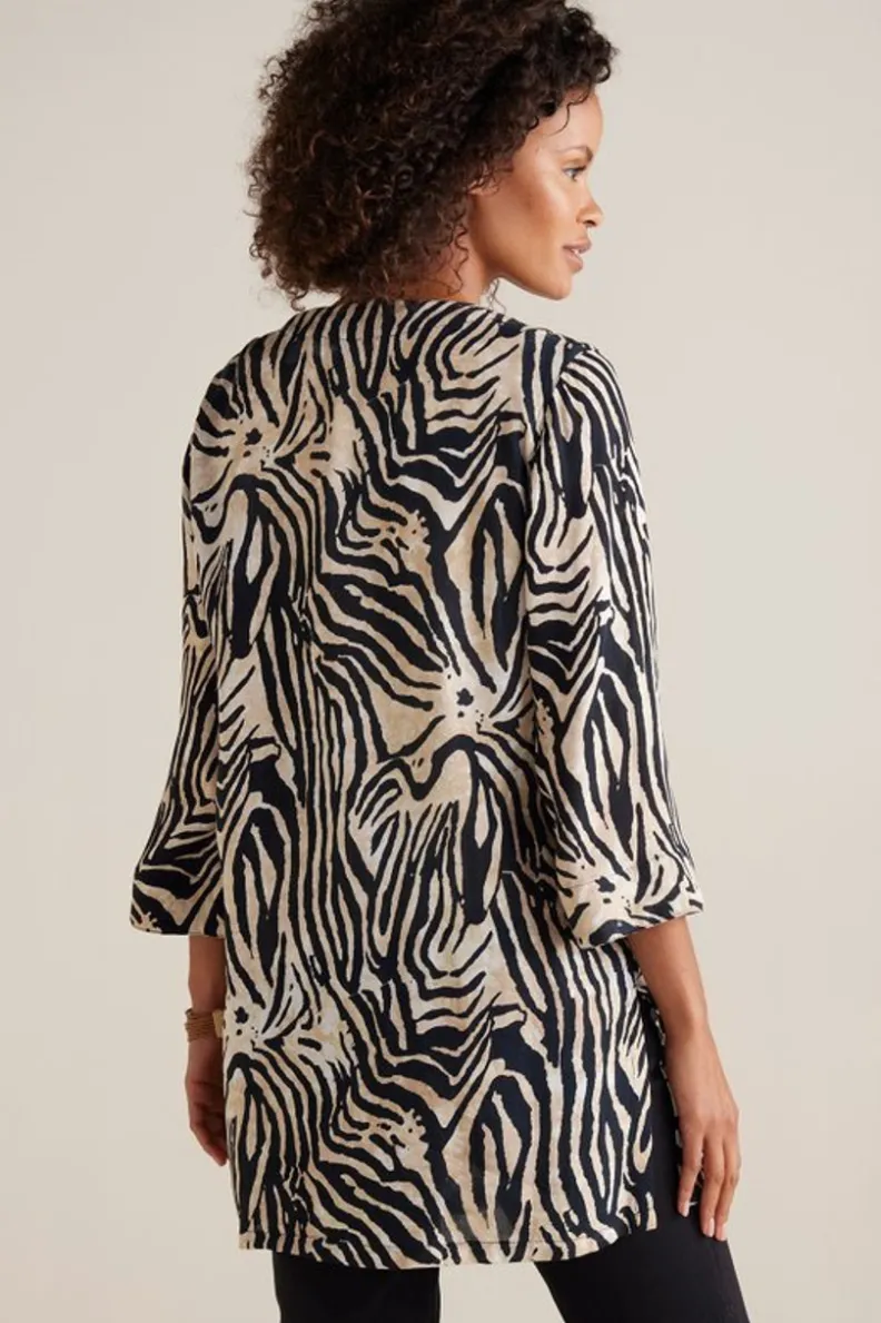 Chaleco acogedor Zella en tono marrón con estampado cebra - Diseño versátil de Soft Surroundings para jackets y abrigos
