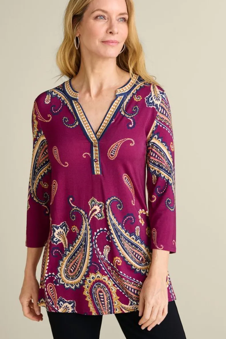 Túnica Estampada Zennia con Chal Aire Boho - Colección Primavera-Verano de Entornos Suaves  

Blusa Ligera con Diseño Floral y Pañuelo Coordinado - Estilo Osteria para Looks Casuales  

Túnica Fluyente Zennia en Algodón Orgánico + Chal de Gasa Ligero - Combinación Elegante  

Prenda Versátil Estampado Botánico con Accesorio Incluido - Inspiración Mediterránea de Soft Surroundings