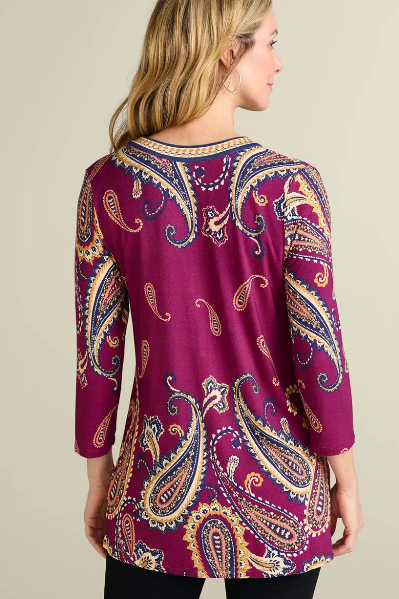 Túnica Estampada Zennia con Chal Aire Boho - Colección Primavera-Verano de Entornos Suaves  

Blusa Ligera con Diseño Floral y Pañuelo Coordinado - Estilo Osteria para Looks Casuales  

Túnica Fluyente Zennia en Algodón Orgánico + Chal de Gasa Ligero - Combinación Elegante  

Prenda Versátil Estampado Botánico con Accesorio Incluido - Inspiración Mediterránea de Soft Surroundings