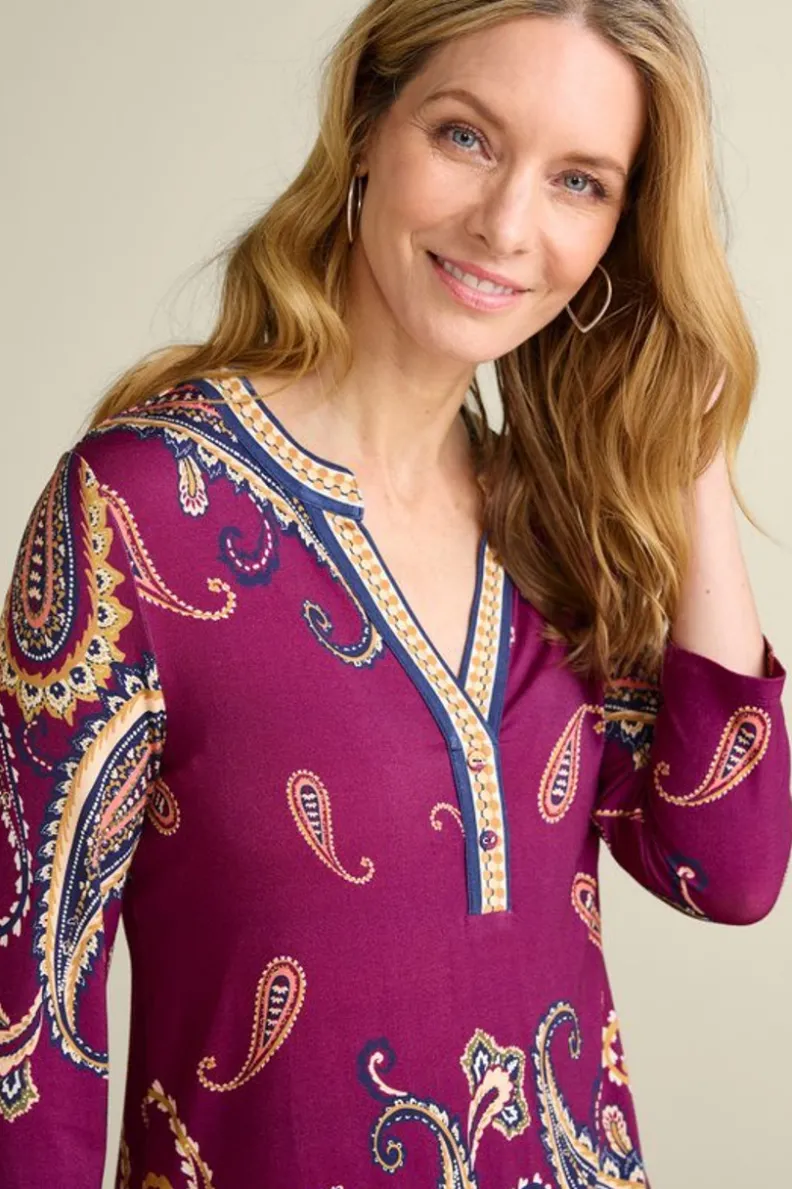 Túnica Estampada Zennia con Chal Aire Boho - Colección Primavera-Verano de Entornos Suaves  

Blusa Ligera con Diseño Floral y Pañuelo Coordinado - Estilo Osteria para Looks Casuales  

Túnica Fluyente Zennia en Algodón Orgánico + Chal de Gasa Ligero - Combinación Elegante  

Prenda Versátil Estampado Botánico con Accesorio Incluido - Inspiración Mediterránea de Soft Surroundings